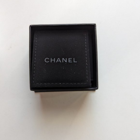 BNIB Authentic Chanel Light Gold and Crystal Solitaire CC Stud Earrings - Picture 4 of 5
